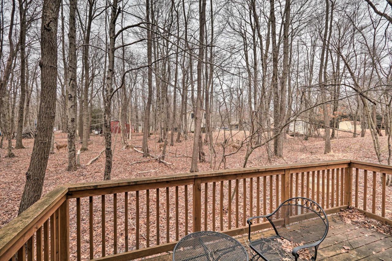 Family Poconos Home With Decks, 6 Mi To Skiing! Albrightsville Exterior photo