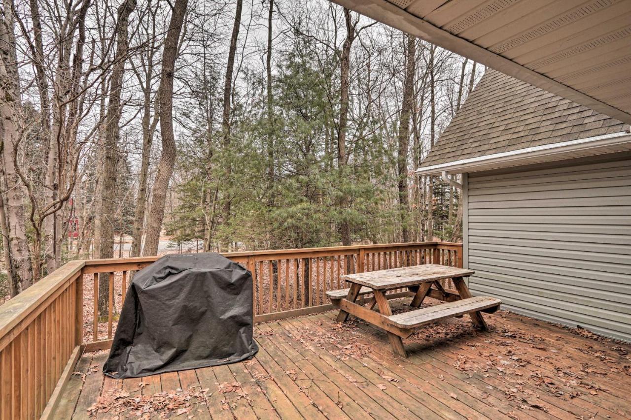 Family Poconos Home With Decks, 6 Mi To Skiing! Albrightsville Exterior photo